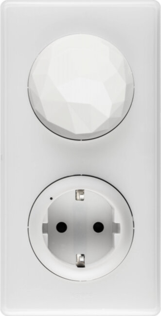 CLN БЕЛ Стартовый пакет умн. Стартовый комплект умного дома Legrand серия Celiane with NETATMO, Цвет Белый. Состоит: Шлюз WiFi + Умная розетка с заземлением 16А, 230В + Главный беспроводной выключатель + Рамки в комплекте + Многоразовые наклейки для монта