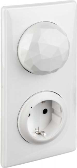 CLN БЕЛ Стартовый пакет умн. Стартовый комплект умного дома Legrand серия Celiane with NETATMO, Цвет Белый. Состоит: Шлюз WiFi + Умная розетка с заземлением 16А, 230В + Главный беспроводной выключатель + Рамки в комплекте + Многоразовые наклейки для монта