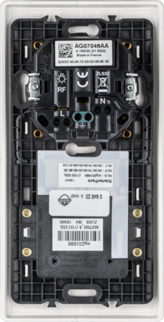 CLN БЕЛ Стартовый пакет умн. Стартовый комплект умного дома Legrand серия Celiane with NETATMO, Цвет Белый. Состоит: Шлюз WiFi + Умная розетка с заземлением 16А, 230В + Главный беспроводной выключатель + Рамки в комплекте + Многоразовые наклейки для монта