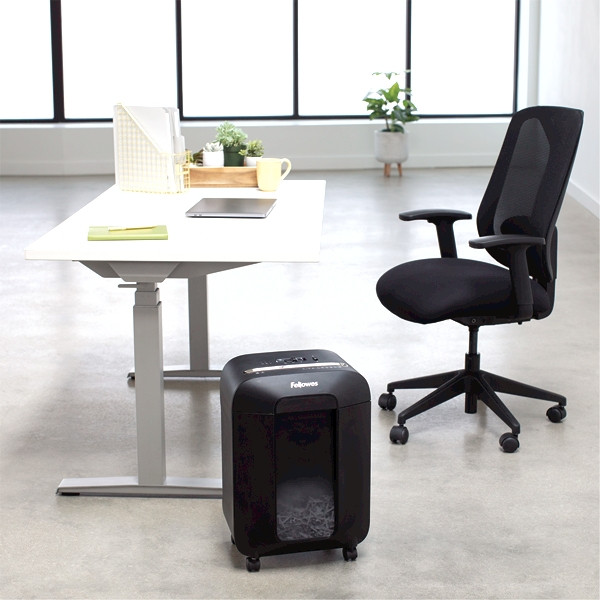 Шредер Fellowes® Powershred® LX85, DIN P-4, 4х40мм, 12лст., 19 лтр., SafeSense™, шт Fellowes FS-44008 Шредер Fellowes® Powershred® LX85, DIN P-4, 4х40мм, 12лст., 19 лтр., SafeSense™, шт Fellowes FS-44008